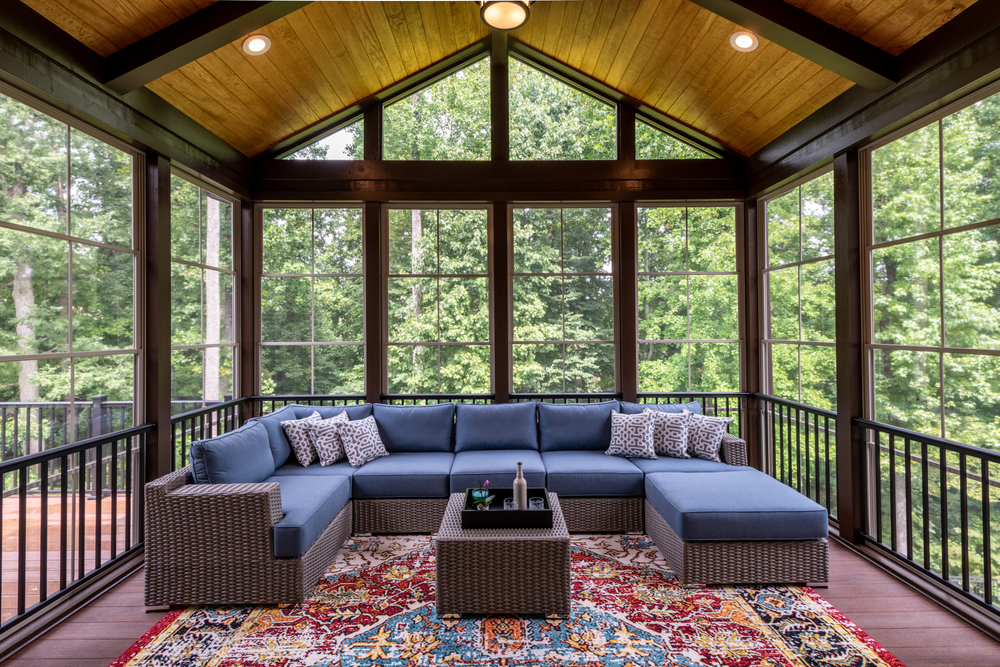 New,Modern,Screened,Porch,With,Patio,Furniture,,Summertime,Woods,In